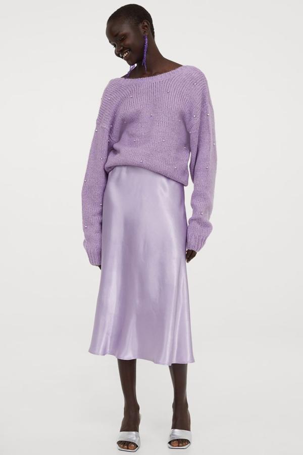 Falda midi satinada con bajo asimétrico, de H&M (24,99 €).