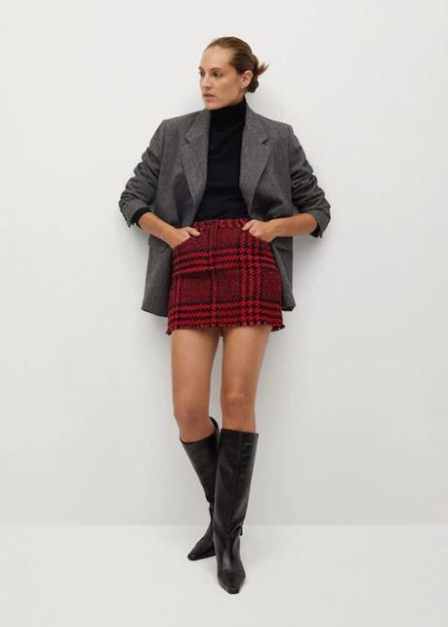 Minifalda de cuadros roja con bajo desflecado, de Mango. Rebajada de 39,99 a 29,99 euros.