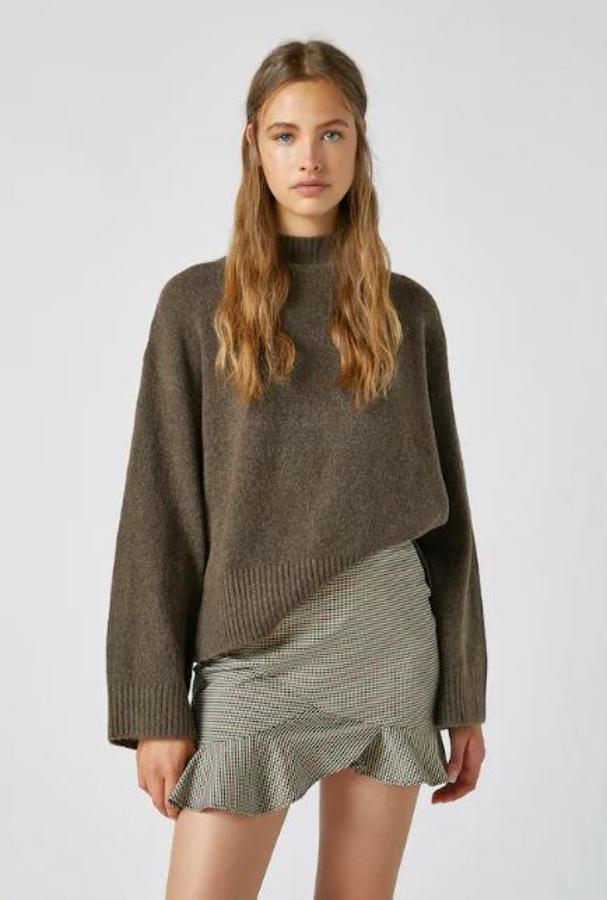 Minifalda de corte cruzado con volante en el bajo, de Pull&Bear. Rebajada de 17,99 a 7,99 euros.