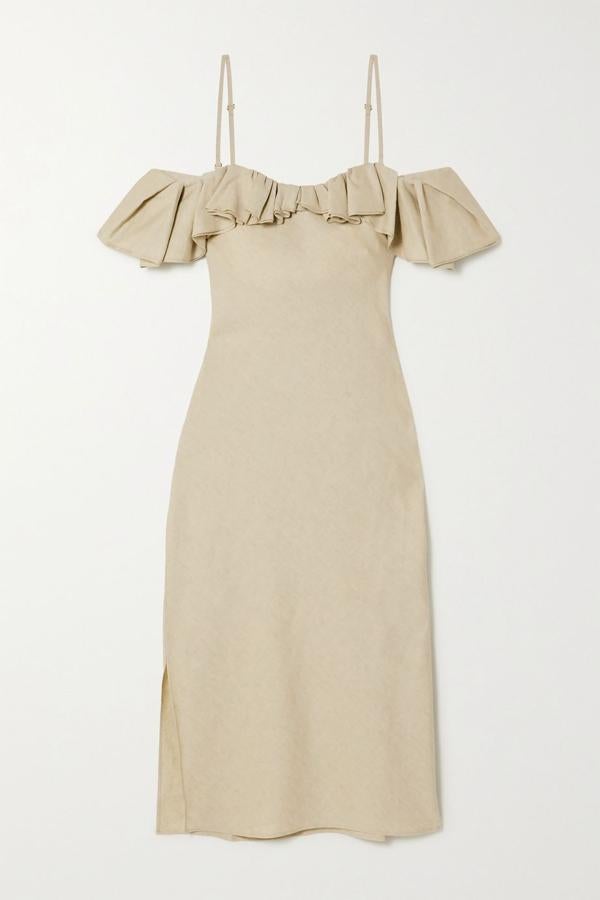 Vestido de algodón con escote palabra de honor y volantes, de Jacquemus (280 €).