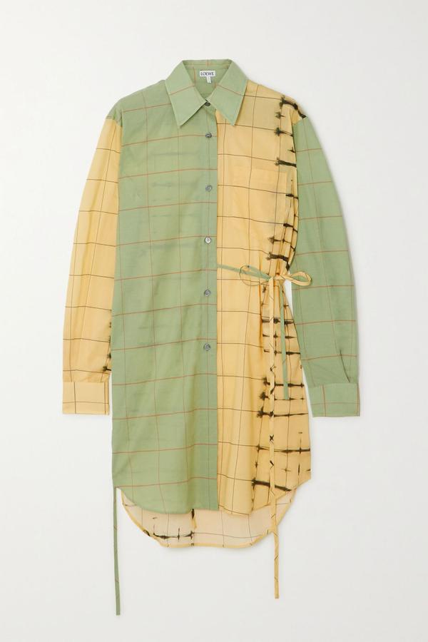 Camisa XL con tiras anudadas, de Loewe, por 316 € (antes costaba 790 €).