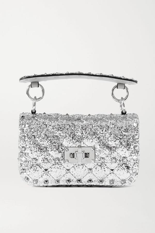 Bolso Rockstud plateado, de Valentino, por 960 € (antes costaba 1.600 €).