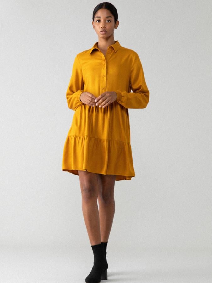 El amarillo es el color Pantone de 2021, y no se nos ocurre mejor manera de colarlo en nuestro armario que con este vestido camisero de Lefties, rebajado a 3.99 euros.