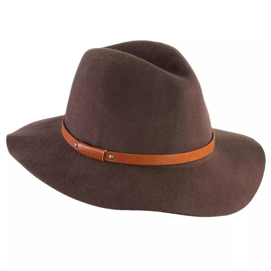 Este sombrero de ala de felpa marrón chocolate es perfecto para combinar con los abrigos camel XXL que no hemos dejado de ver este invierno.