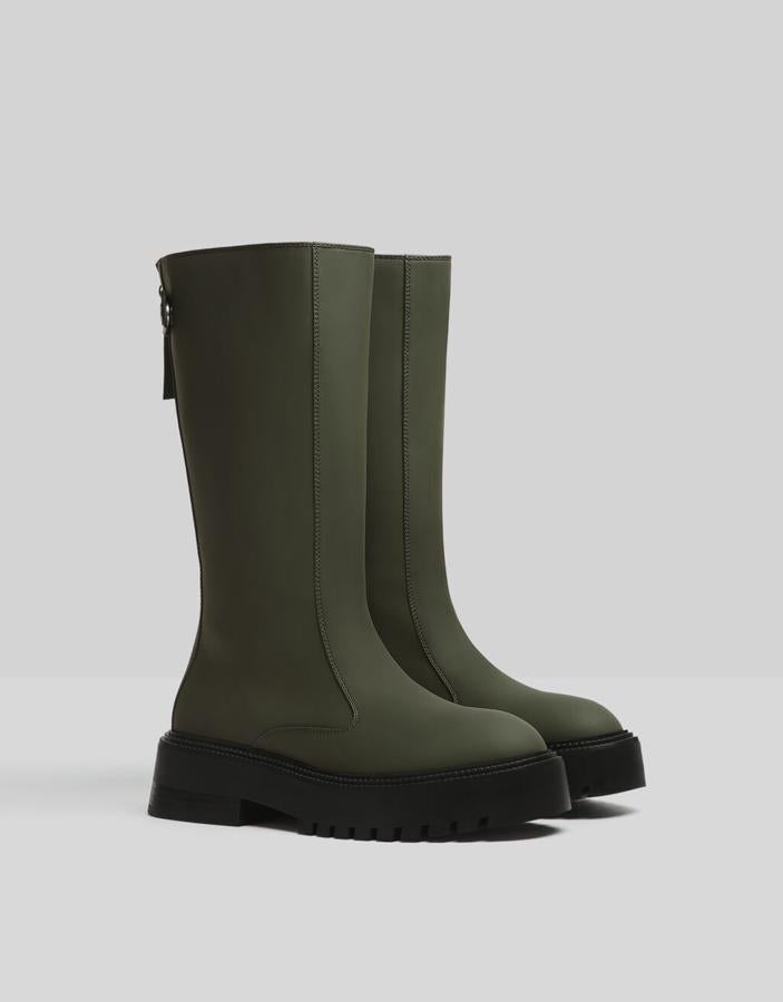 Botas de caña media en verde oliva de Bershka: 35,99 euros (antes 45,99 euros). Cierre trasero con cremallera, suela con track negra a contraste, del número 35 al 41.