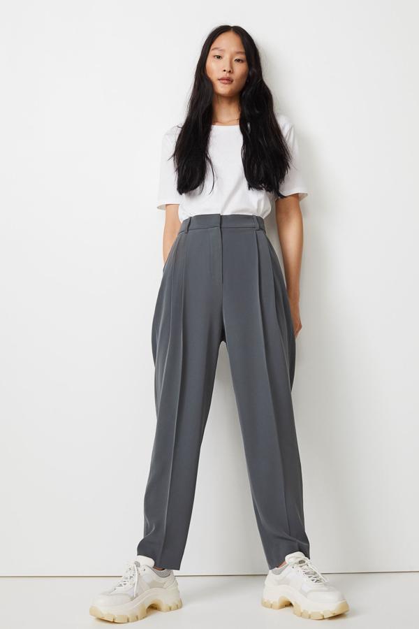 Pantalón de traje ancho en gris oscuro de H&M: 29,99 euros. Lo encuentras en seis tonos más. Desde la talla 34 a la 46.