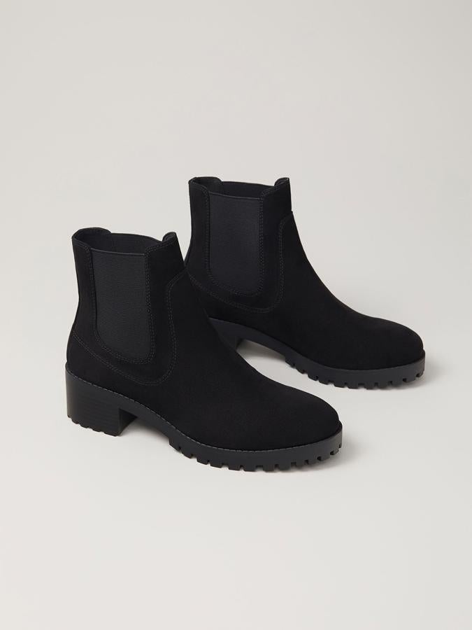 Botines negros estilo Chelsea de Lefties: 19,99 euros. Textura ante, suela track con pequeño tacón y disponible entre el 35 y el 41.
