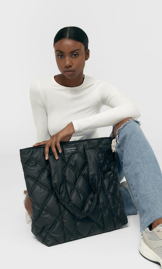 Con diseño acolchado de rombos, asas de mano acolchadas y cierre superior de cremallera, este bolso shopper de Stradivarius en formato vertical cuesta 19,99 euros.