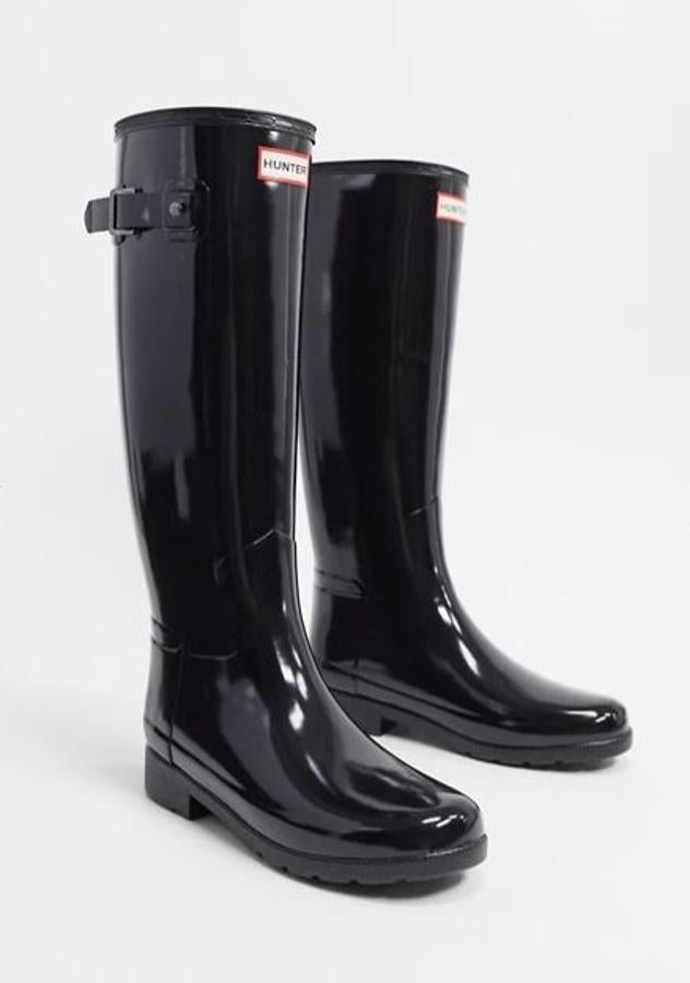 Botas de agua negras altas acharoladas , de Hunter (145,99 euros).