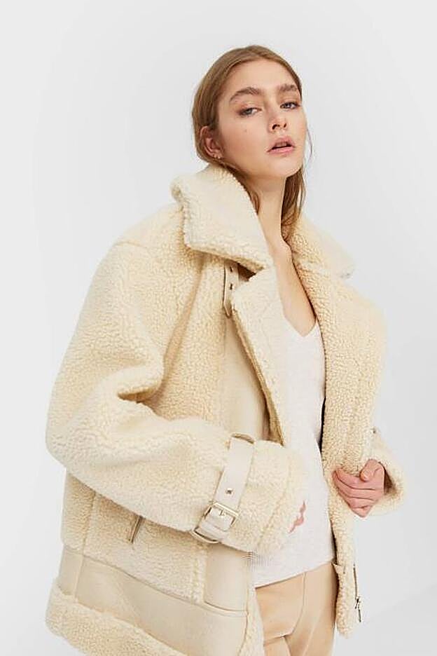 Cazadora biker de borrego de las rebajas de Stardivarius.