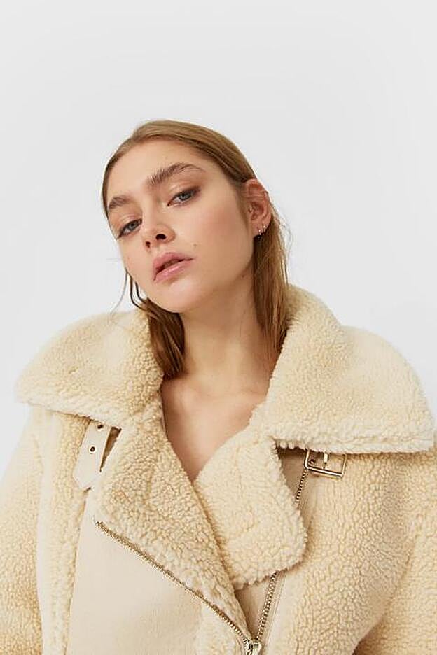 La biker de borrego de Stradivarius está al 50% de descuento. Ahora cuesta 29,99 euros.