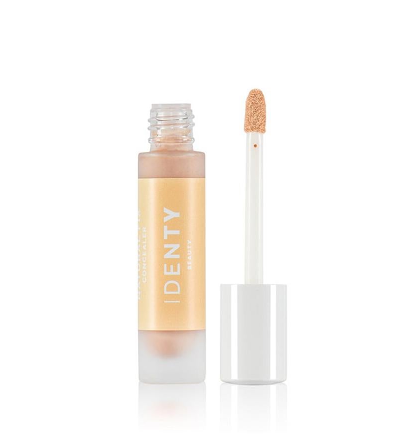 Contiene un 99% de ingredientes naturales, entre los que destacan aceite de crambe, ácido hialurónico vegano y pigmentos naturales de alta calidad. Difumina y corrige manchas, imperfecciones y rojeces, aportando suavidad y firmeza a la piel. Proporciona una cobertura media-completa de larga duración y es no comedogénico. Disponible en tres tonos. Vitamin Fix Concealer de Identy Beauty (18 €).