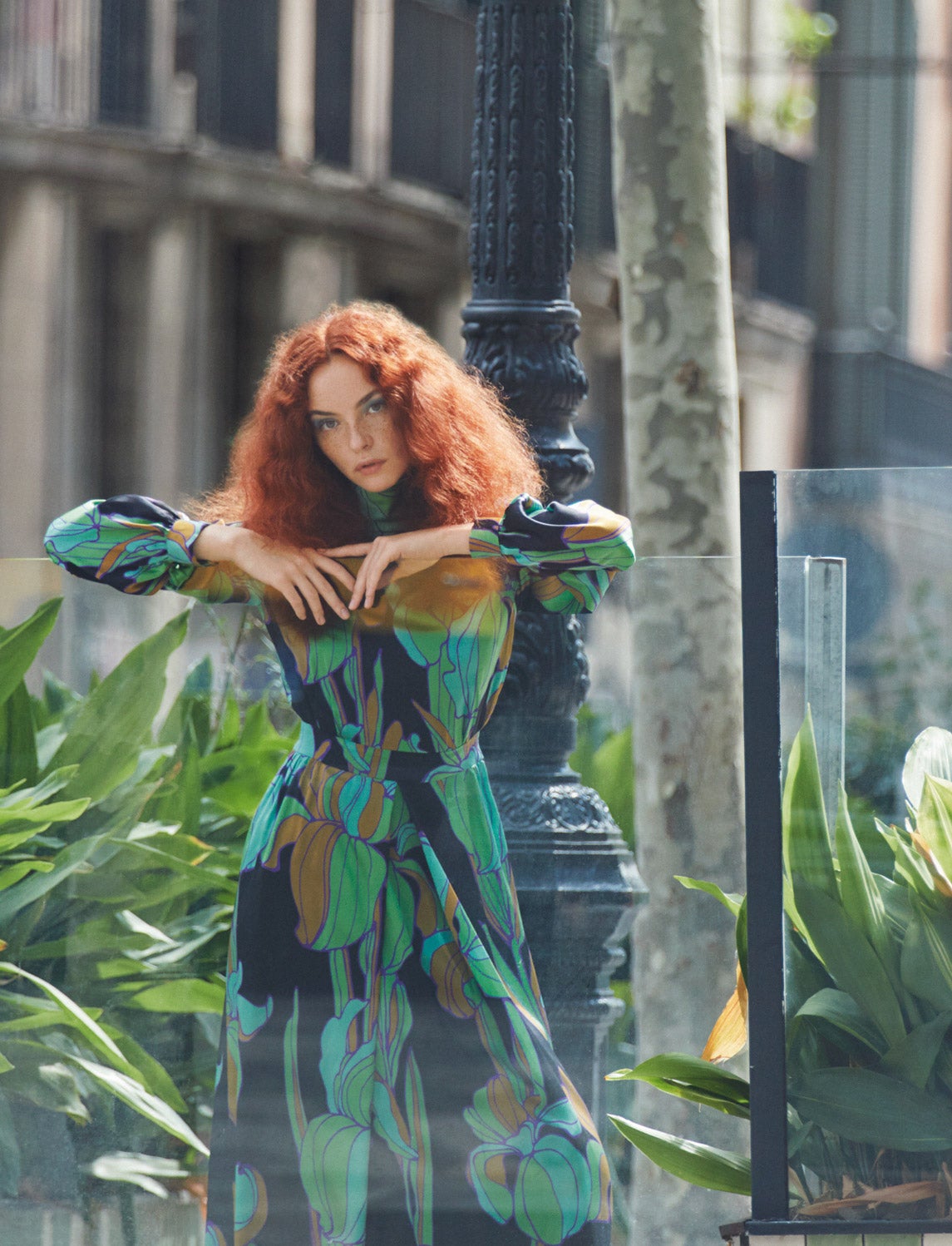 Vestido camisero estampado de cuello alto y con manga larga abullonada, de Dries Van Noten.