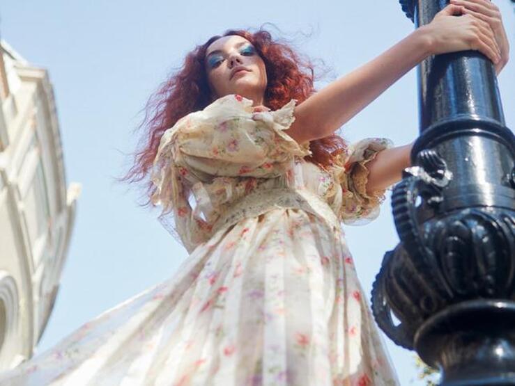 Fotos: Flores, flecos y volantes: los vestidos bohemios más bonitos de la temporada para combinar con botas y botines