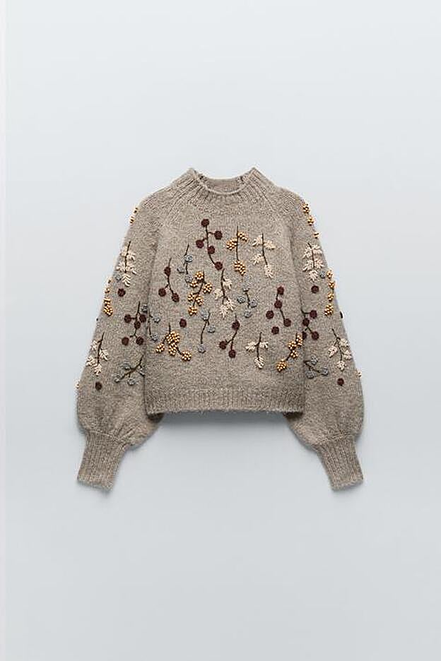 Jersey con abaolorios y bordados de las rebajas de invierno de Zara (29,99 euros)