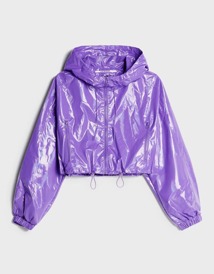 Sé la más atrevida del aguacero con este chubasquero de Bershka en color morado. Rebajado de 29,99 a 12,99 euros.