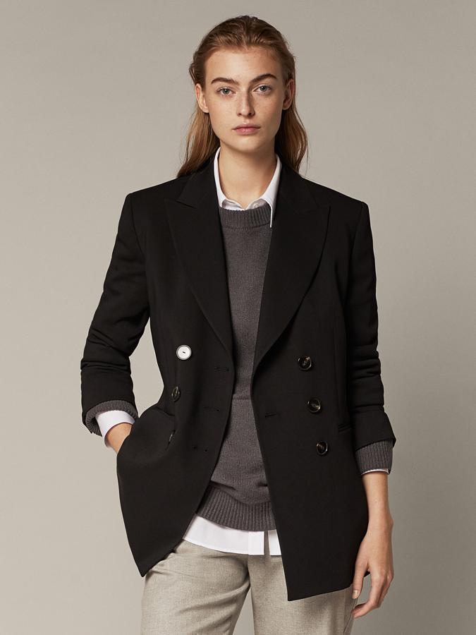 Con cuello con solapa de pico, cierre cruzado mediante doble botonadura frontal, dos bolsillos de ojal y puños abotonados, esta americana en crepé de Massimo Dutti viene con abertura en la parte posterior y cuesta 129 euros. Está disponible entre las tallas 34 y 44.