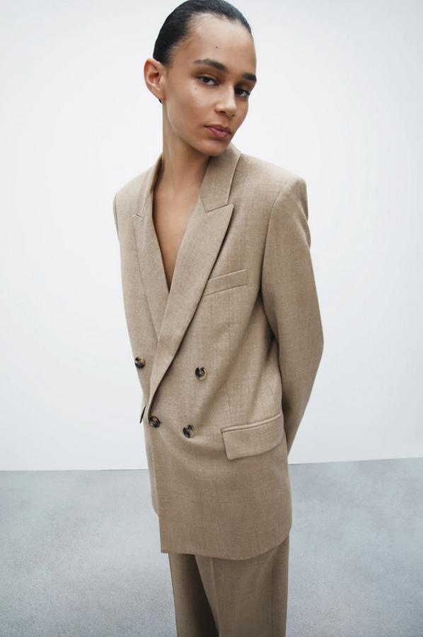En color tostado y dentro de la colección edición limitada de Zara, esta blazer confeccionada en tejido con mezcla de lana viene con botonadura frontal a contraste y cierre cruzado, bolsillos laterales de solapa y cuello de solapa con muesca. Tiene un precio de 79,95 euros y podemos encontrarla entre las tallas XS y XL.