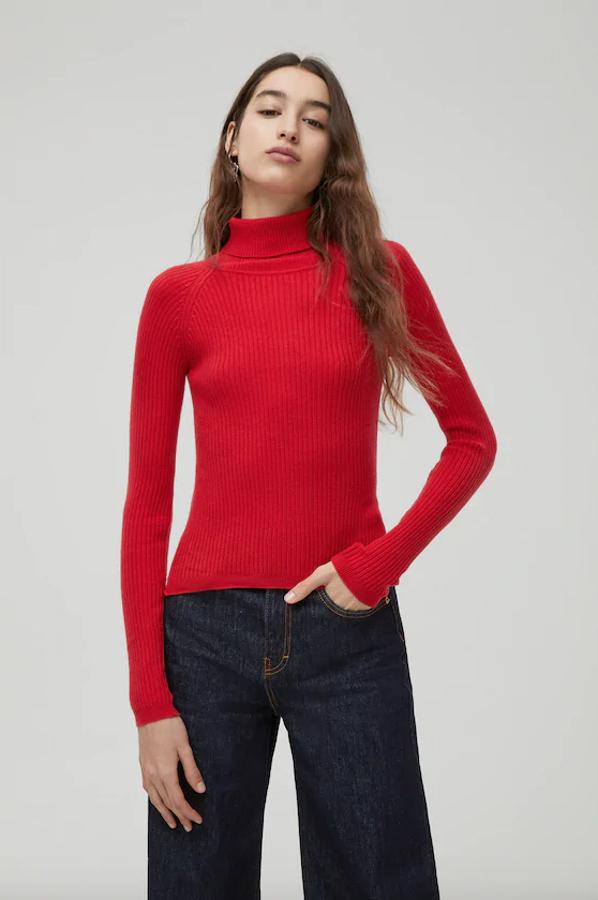 Confeccionado en tejido de canalé, este jersey de Stradivarius de cuello alto disponible en negro, rojo, azul, crudo y arena cuesta 15,99 euros y está disponible entre las tallas XS y XL.