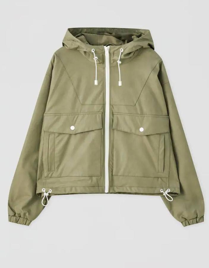 Chubasquero de color caqui con bolsillos delanteros, capucha y cierre de cremallera. Rebajado de 25,99 a 12,99 euros.