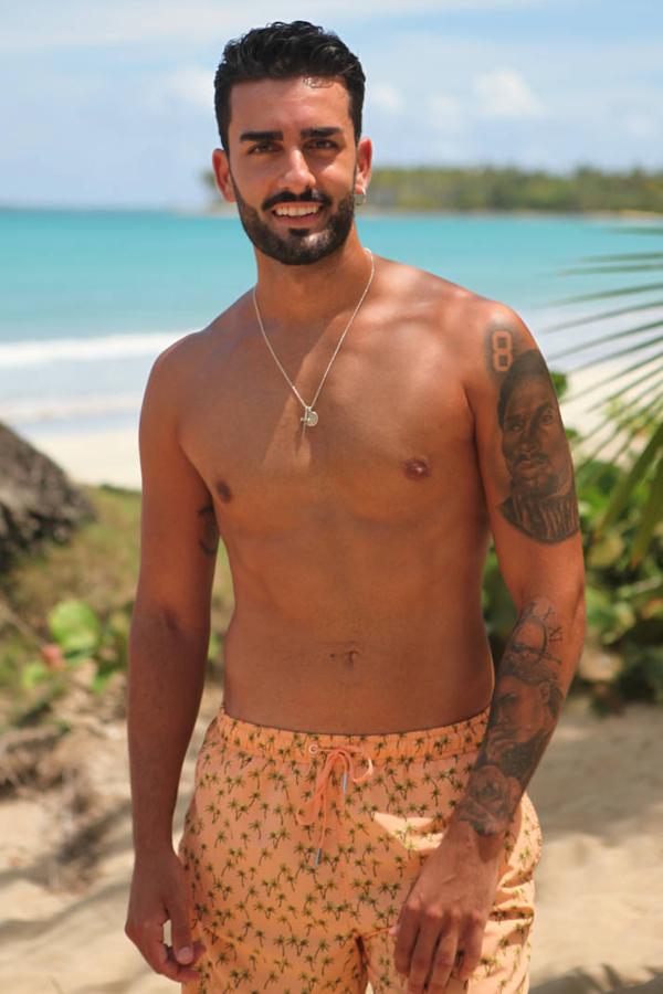 Toni tiene 26 años y es de Barcelona. El catalán trabaja como dependiente. “Hago trajes a medida porque las mías son perfectas”.