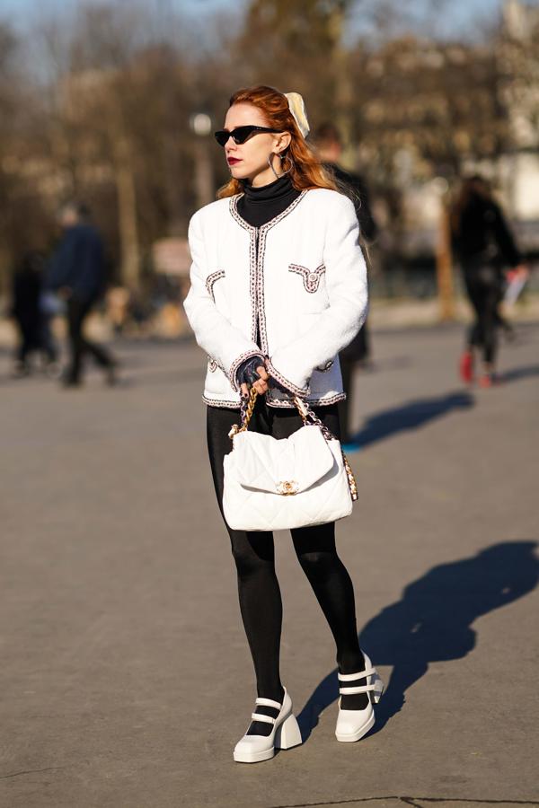 Courtney Trop con un look de Chanel.