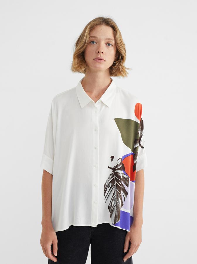 Camisa blanca con flores en el lateral. Rebajada de 29,99 a 19,99 euros.
