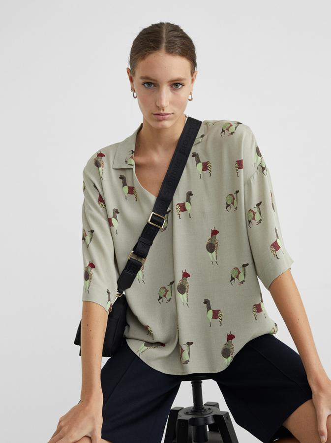 Camisa verde con estampado de llamas. Rebajada de 25,99 a 17,99 euros.