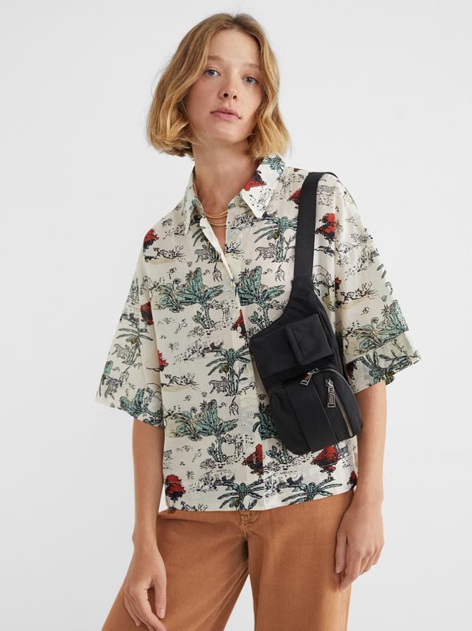 Camisa de manga corta estampada. Rebajada de 22,99 a 15,99 euros.