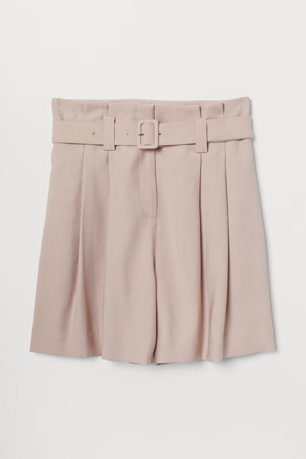 Bermudas cortas plisadas en color beige con cinturón de la nueva colección de H&M (19,99 euros)