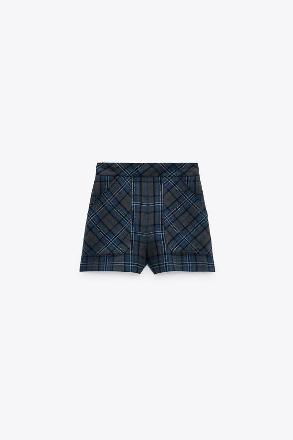 Bermudas con estampado de cuadros en tonos azules de la nueva colección de la nueva colección de Zara (25,99 euros)