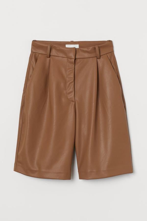Bermudas largas con efecto piel en color marrón de la nueva temporada de H&M (29,99 euros)