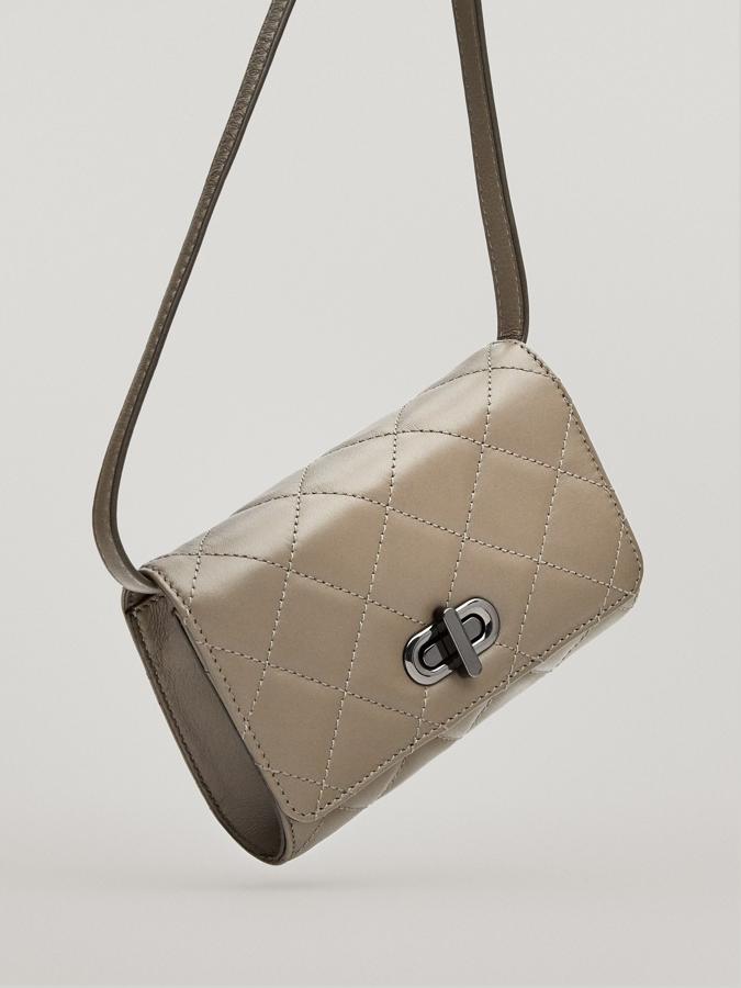 Disponible en marrón topo y marrón oscuro, la riñonera más estilosa del momento está confeccionada en piel ovina, tiene diseño acolchado y correa ajustable. Con cierre de solapa con pieza metálica, costaba 69,95 euros y ahora podemos comprarla por 35,95 euros.