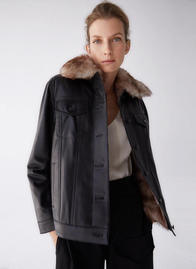 Cazadora de piel con cuello de pelo desmontable y chaleco de doble faz, de las rebajas de Uterqüe (499 €).