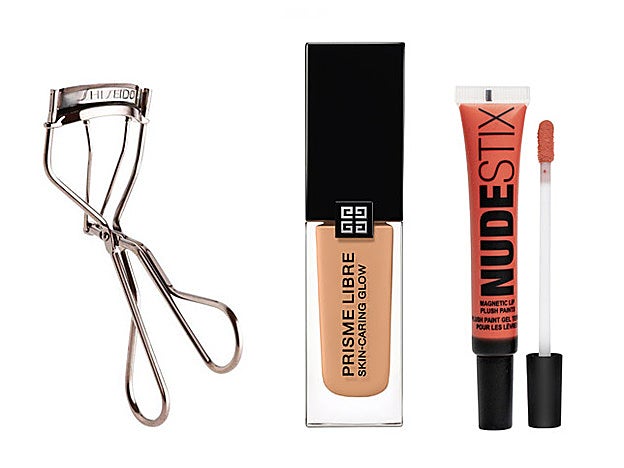 Rizador de pestañas de Shiseido (27,50 €). Prisme Libre Skin-Caring Glow Foundation de Givenchy (49,50 €). Tinte para labios y mejillas Magnetic Lip Plush de Nudestix (24,99 €, en Sephora).