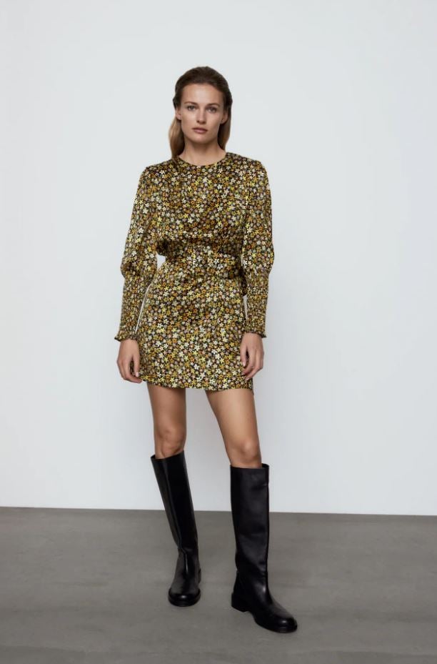 Vestido mini de inspiración retro, con estampado de flores y cinturón a juego (rebajado a 7.99 euros en Zara).