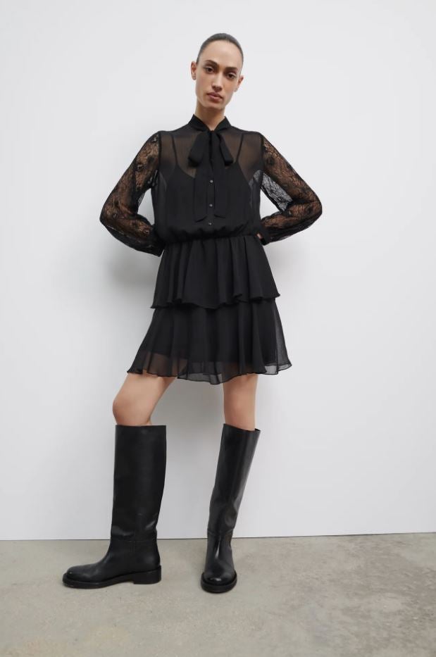 De aires victorianos y un toque muy sexy, este mini vestido de gasa negra con mangas de encaje cuesta 7.99 euros en las rebajas de Zara.