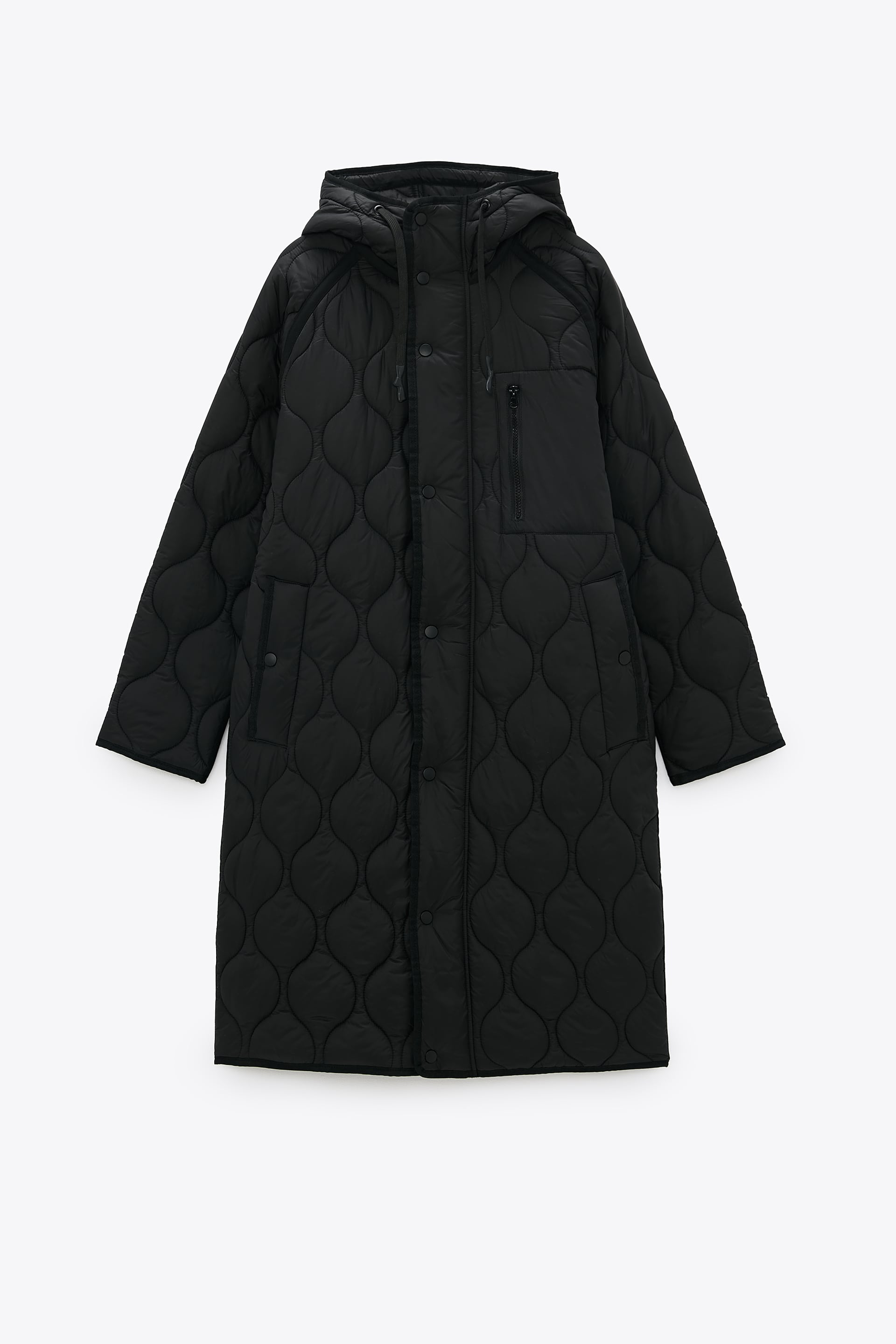 Abrigo largo acolchado de color negro con capucha de la nueva colección de Zara (59,99 euros)