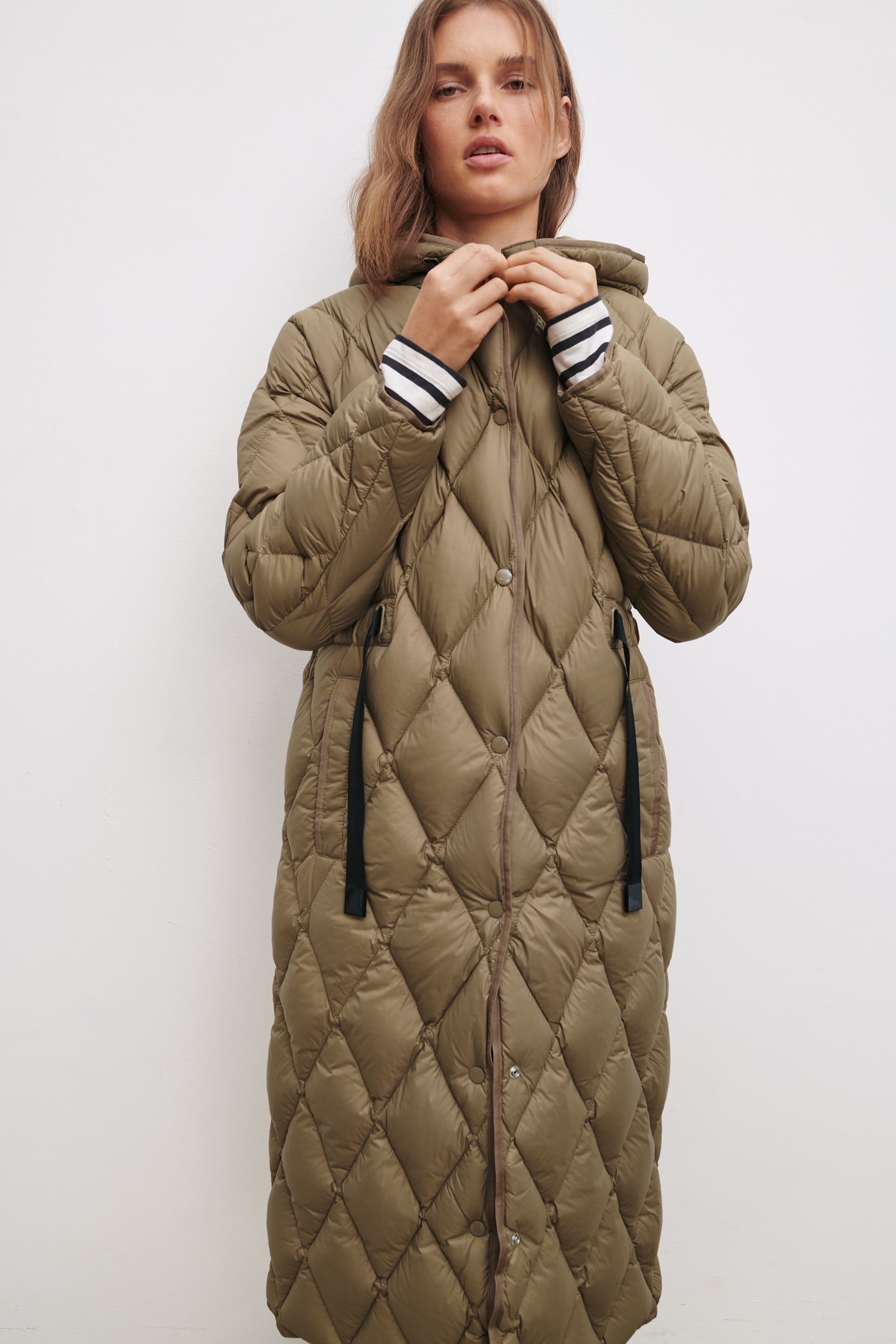 Abrigo largo acolchado con relleno de plumas en color caqui de la nueva colección de Zara (79,99 euros)