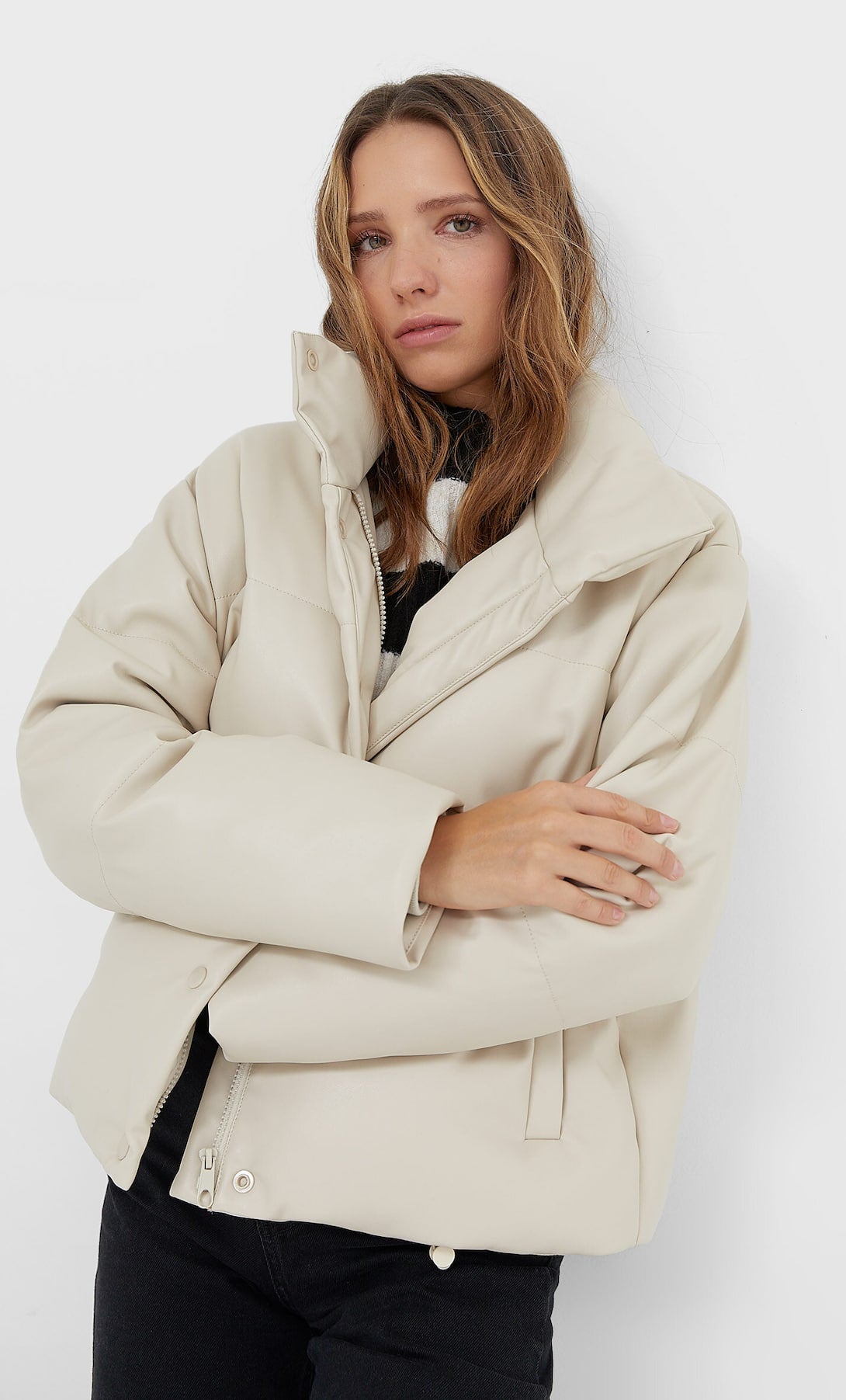 Abrigo corto con efecto piel de la nueva colección de Stradivarius (39,9 euros)