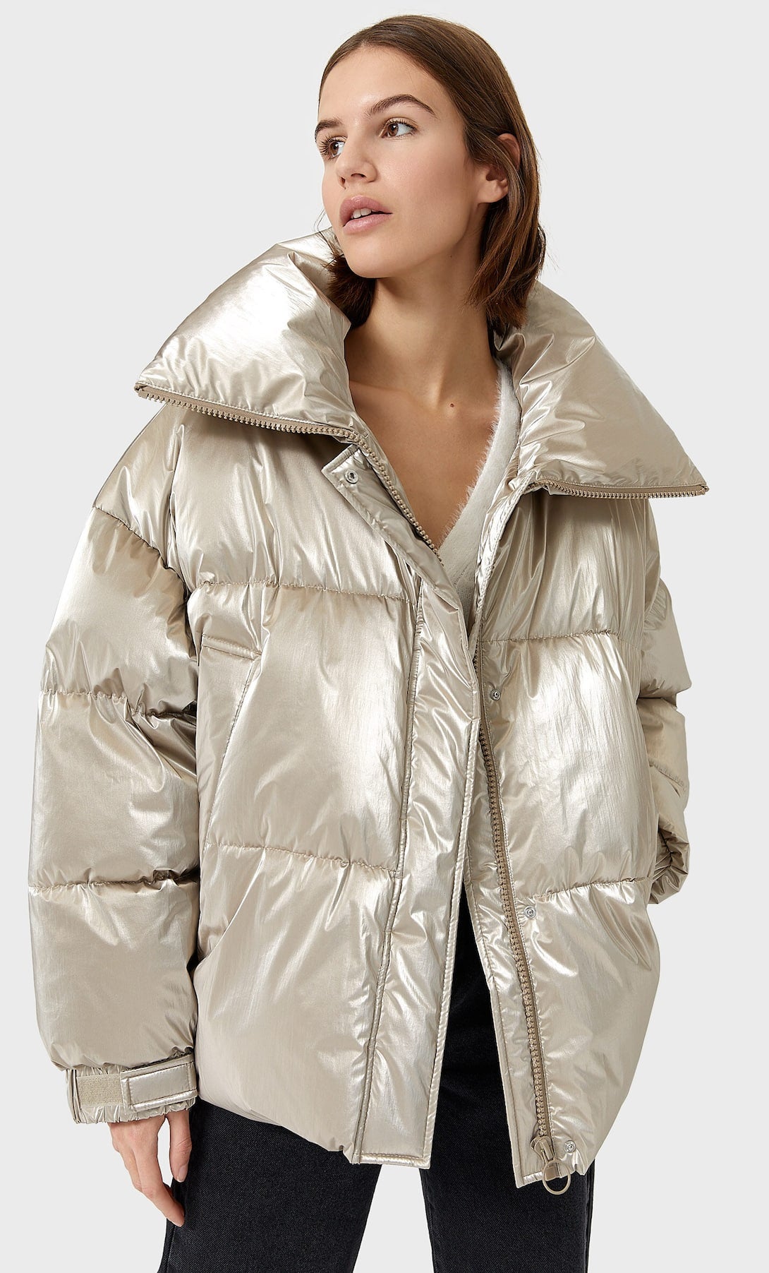 Abrigo acolchado con acabado metalizado de la nueva colección de Stradivarius (45,99 euros)
