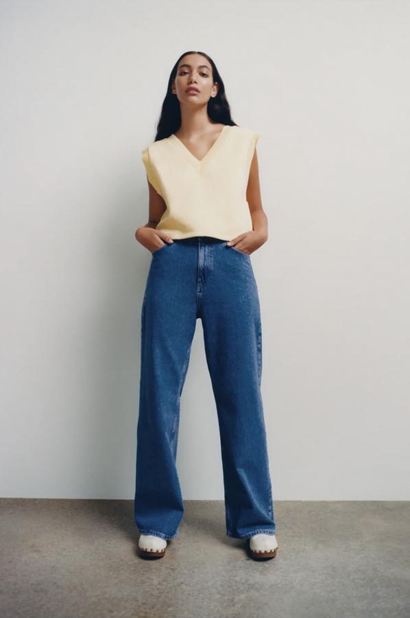 Con escote de pico y mangas sisa este chaleco cropped de Zara viene con acabados en rib y está disponible entre las tallas S y XL por 12,95 euros.