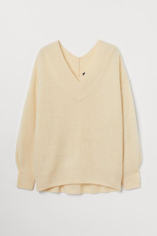 Disponible únicamente en la web de H&M, este jersey de punto suave con alpaca y lana en la trama de corte relajado viene con escote de pico delante y detrás, hombros marcadamente caídos y ribete de canalé en cuello. Puños y bajo. Cuesta 24,99 euros y está disponible entre las tallas XS y XL.