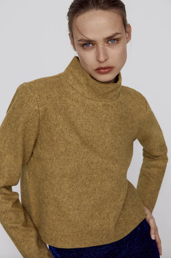 Con cuello subido, diseño cropped y mangas largas con hombreras, esta sudadera de Zara en verde vigoré con tejido de tacto suave está rebajada y de 19,95 euros ha pasado a costar 7,99 euros. Está disponible entre las tallas S y XL.