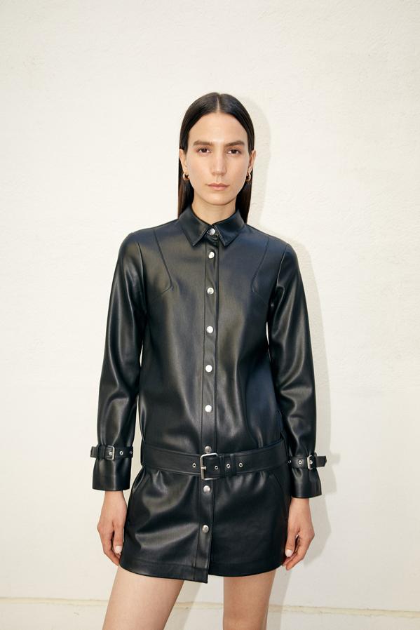 Confeccionado en polipiel en color negro, este vestido mini recto con detalle de cinturón a tono y cierre frontal de botones metalizados costaba 39,99 euros y ahora podemos comprarlo por 15,99 euros en las tallas M y L.