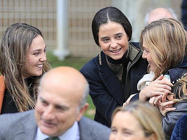 Victoria con Rocío Laffon Molina y otra de sus amigas.