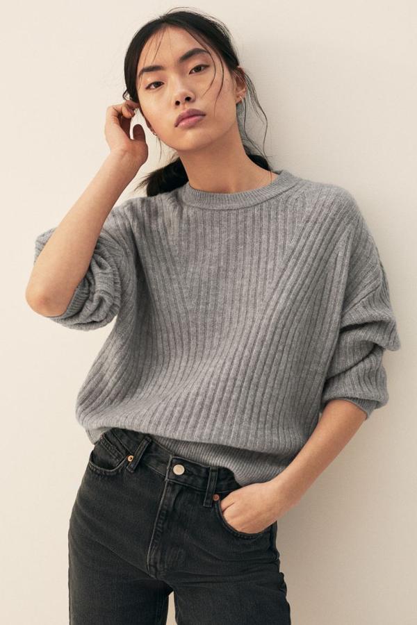 Jersey de punto acanalado en color gris de la nueva colección de primavera de Mango (19,99 euros)