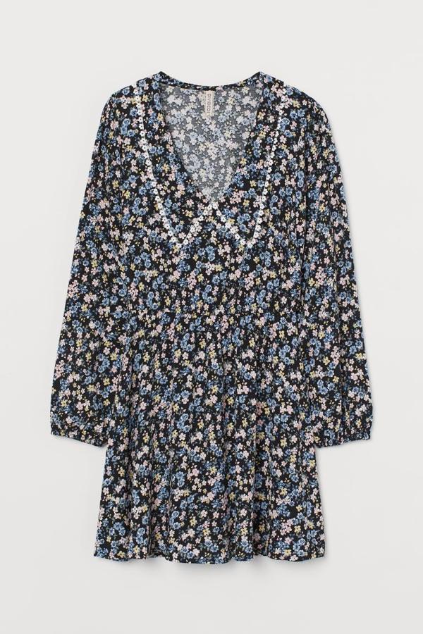 Vestido estampado con flores y cuello con margaritas de la nueva colección de H&M (29,99 euros)