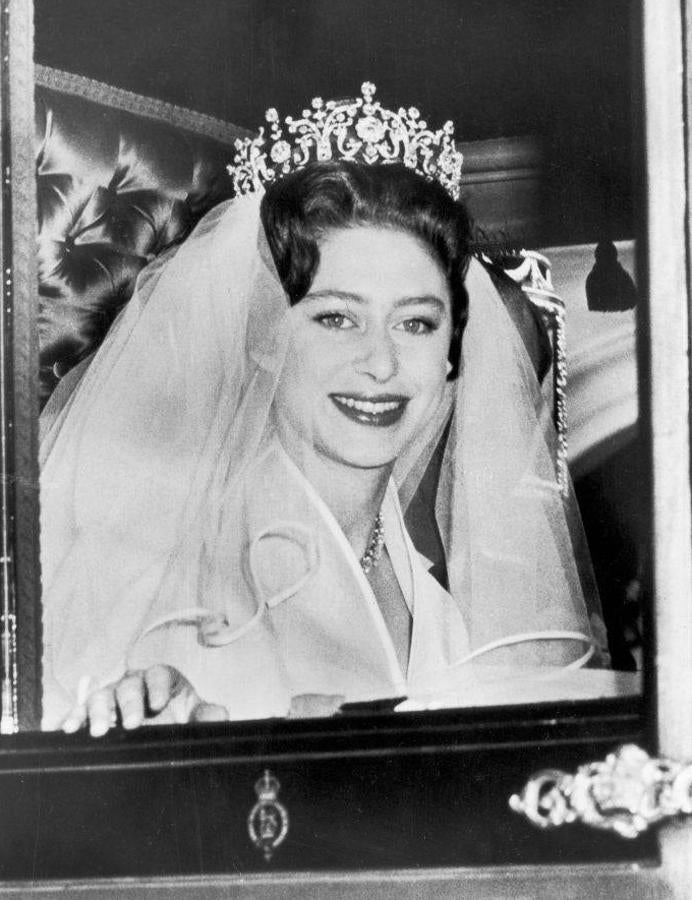 Fue el regalo de bodas de la reina madre a su hija, la princesa Margarita. Los diamantes forman un dibujo floral y vegetal sobre un soporte de oro y plala. Fue originalmente diseñada para Lady Poltimore, esposa del tesorero de la Reina Victoria. Se vendió en una subasta en Christie´s, por más de un millón de euros, tras la muerte de Margarita.