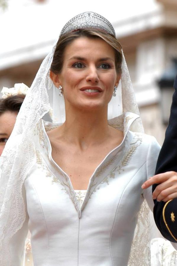 Es con la que se casaron la reina Sofía y la Reina Letizia. Perteneció a la reina Federica, madre de doña Sofía, que la heredó de su familia, la casa Brunswick de Prusia. Es de estilo neoclásico y está formada por motivos griegos. Fue creada por los joyeros berlineses Robert y Louis Koch en 1913 en platino y diamantes, Tiene entre sus motivos hojas de laurel y la greca helena. En su centro cuelga un diamante en forma de lágrima.